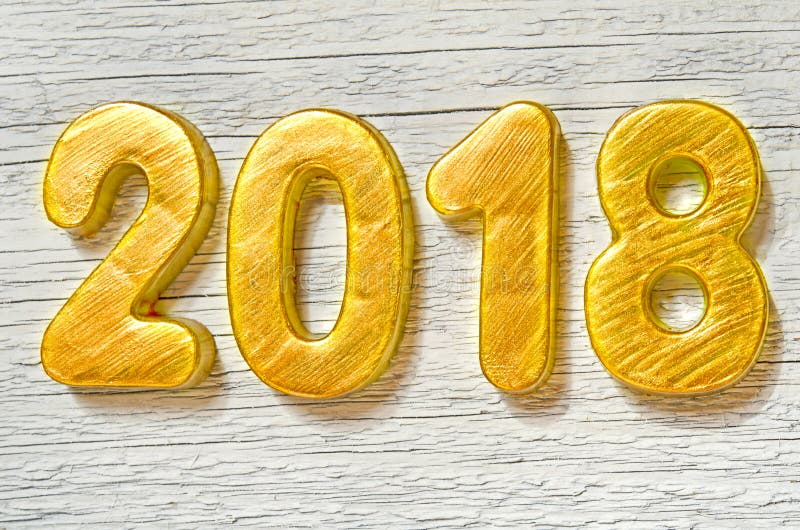 Feliz Año Nuevo 2018 Números de oro en el fondo de madera blanco imagen de archivo Feliz Año Nuevo 2018 Números de oro en el fondo de madera blanco imagen de archivo
