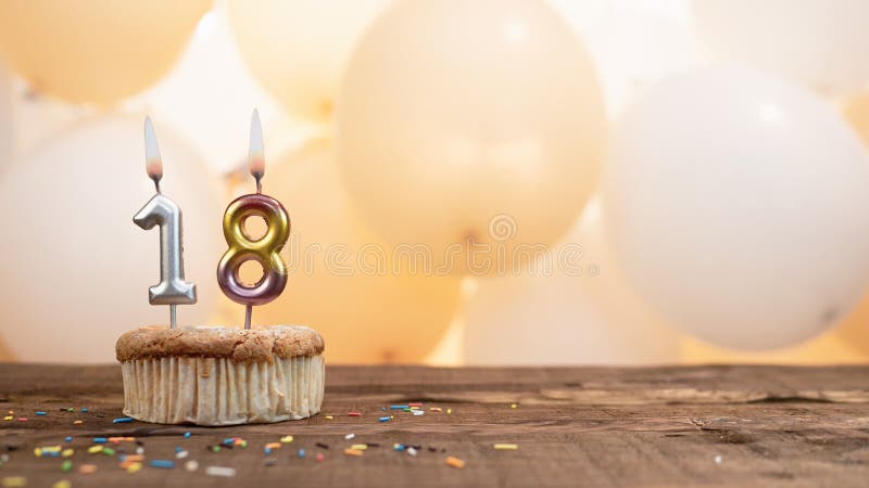 18 ANOS DE BOLO DE ANIVERSÁRIO Imagem de Stock - Imagem de florescer, flor:  141275681