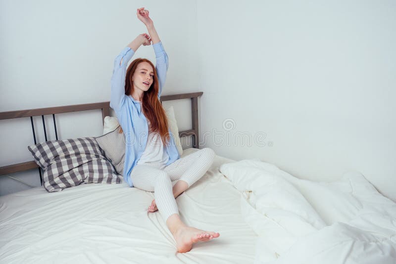 Foto de Menstruação Mulher Branca Deitada No Fundo Rosa Forro Feminino Com  Pena Vermelha Os Dias Críticos Das Mulheres e mais fotos de stock de  Algodão - Material Têxtil - iStock