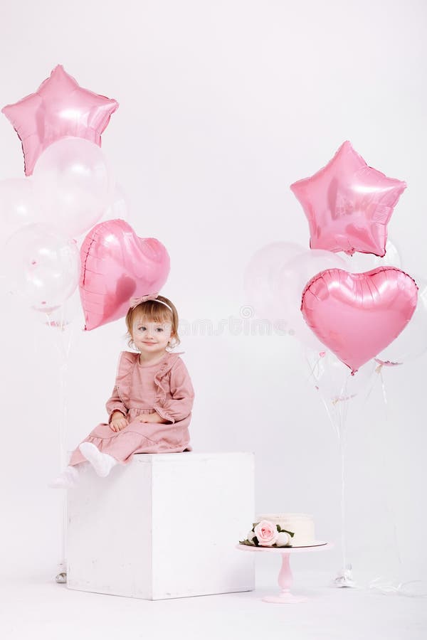 Feliz Cumpleaños 2 Años Niña En Vestido Rosa. Pastel Blanco Con