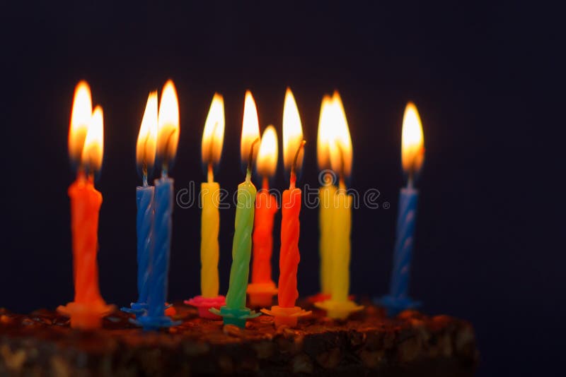 Feliz cumplea?os Brownie Cake con los cacahuetes, el caramelo salado y las velas ardientes coloridas en Violet Background Copie e foto de archivo libre de regalías Feliz cumplea?os Brownie Cake con los cacahuetes, el caramelo salado y las velas ardientes coloridas en Violet Background Copie e foto de archivo libre de regalías