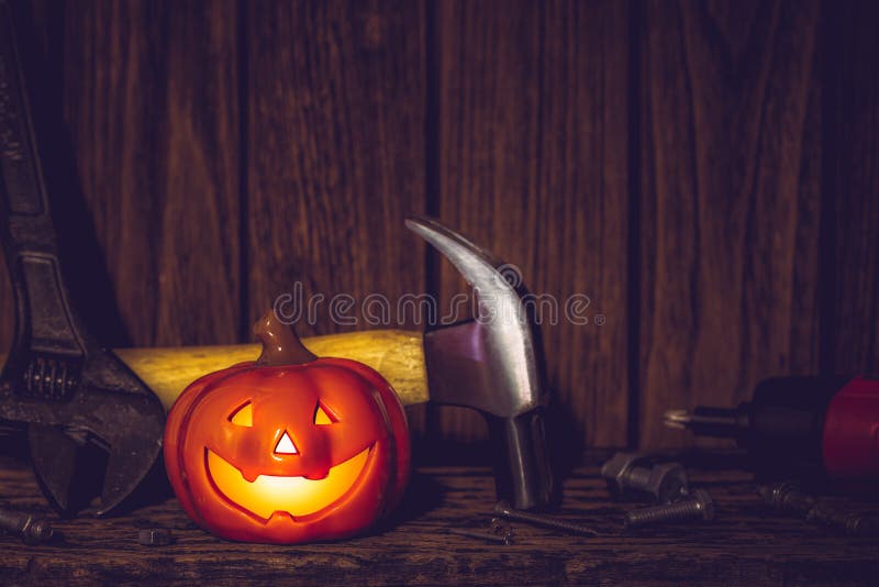 Feliz dia das bruxas com ferramentas de construção e ferramentas domésticas DIY úteis sobre o conceito de fundo de madeira enferr fotografia de stock royalty free Feliz dia das bruxas com ferramentas de construção e ferramentas domésticas DIY úteis sobre o conceito de fundo de madeira enferr fotografia de stock royalty free