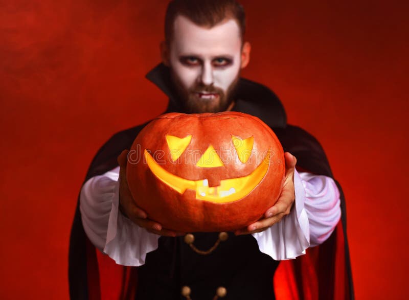 Fantasia masculina de vampiro assustador para o halloween em um fundo  desfocado