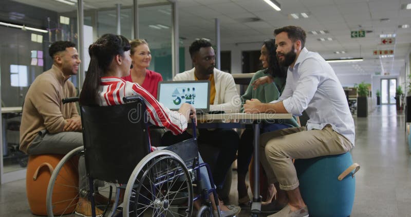 Feliz, diverso hombre y mujer, colegas de negocios y empresaria discapacitada hablando en el cargo