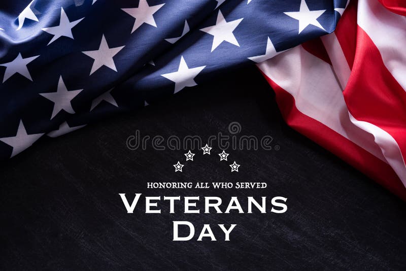 Feliz Día de los Veteranos Banderas estadounidenses con el texto gracias veteranos en la pizarra 11 de noviembre