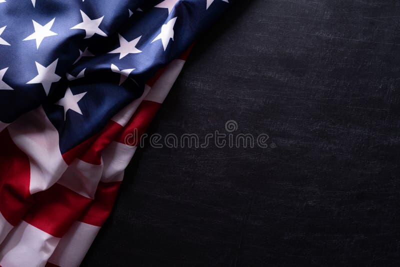 Feliz Día de los Veteranos Los veteranos de las banderas americanas con antecedentes en la pizarra