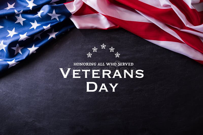 Feliz Día de los Veteranos Los veteranos de las banderas americanas con antecedentes en la pizarra