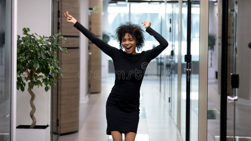 Feliz entusiasmada mujer de negocios afroamericana triunfando luego de entrevista de trabajo