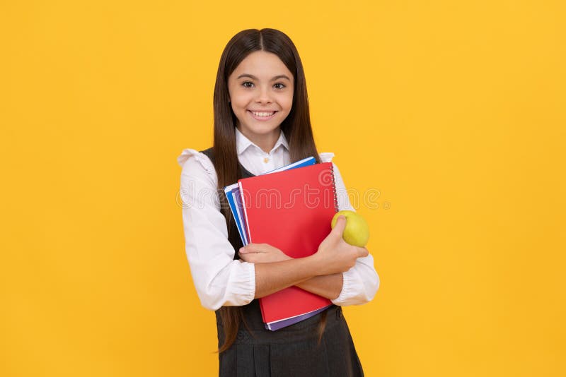 Niña de la escuela en uniforme escolar con mochila escolar adolescente  escolar sostiene mochila sobre fondo amarillo aislado