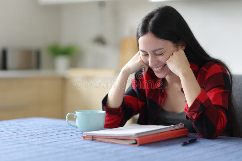 Feliz estudiante asiático estudiando notas de memorización imagen de archivo