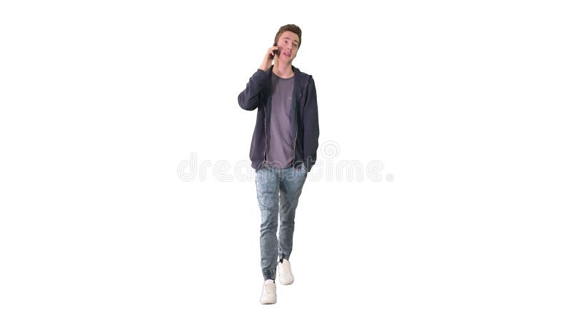 Feliz estudiante caminando y hablando por celular sobre fondo blanco. metrajes