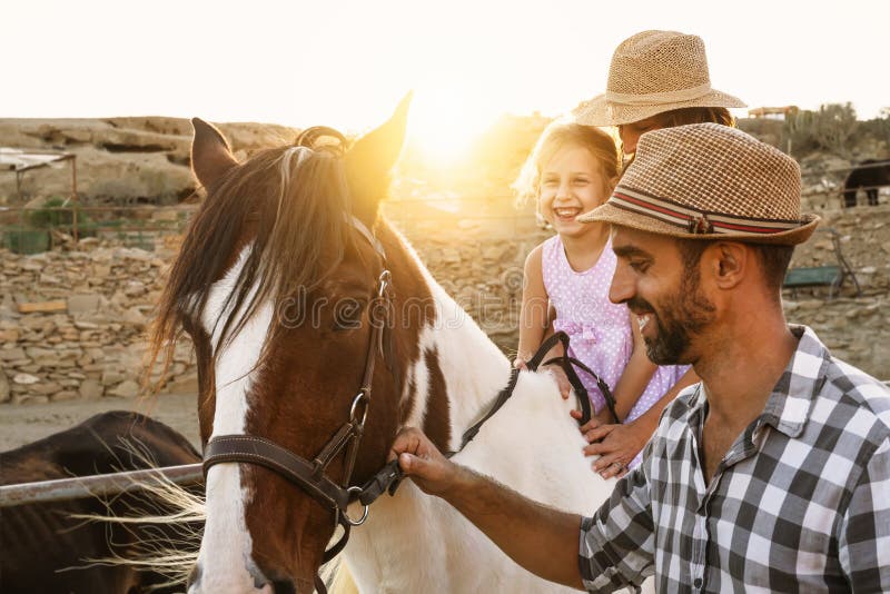 Foto Jovem feliz sorrindo família com cavalo. Família de quatro