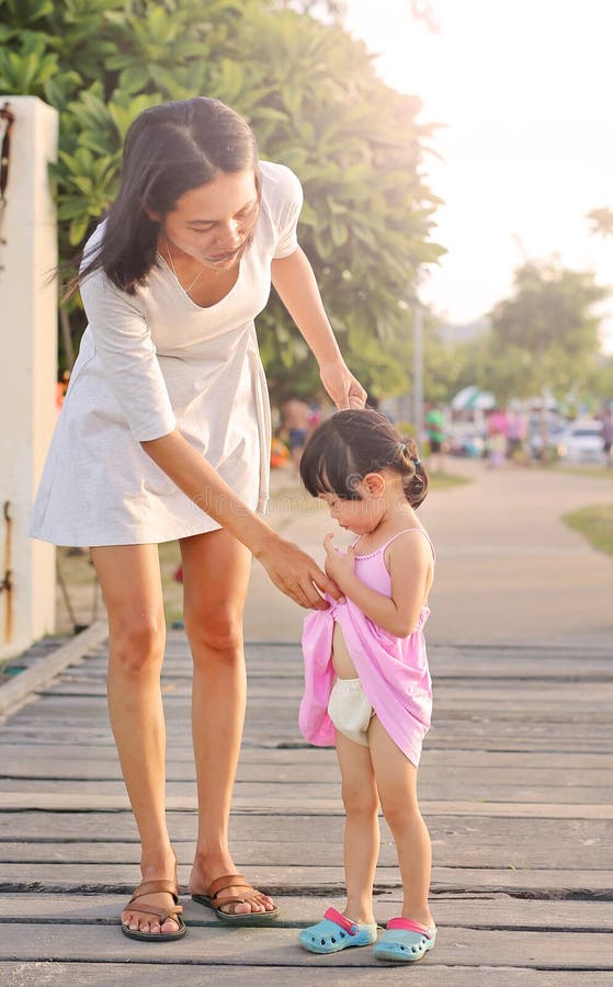 Feliz familia amorosa. Madre y su hija caminan por la noche fotografía de archivo Feliz familia amorosa. Madre y su hija caminan por la noche fotografía de archivo