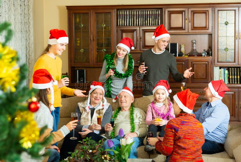 imagem de família feliz comemorando o natal 1249961 Foto de stock no  Vecteezy