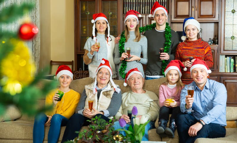 imagem de família feliz comemorando o natal 1249961 Foto de stock no  Vecteezy