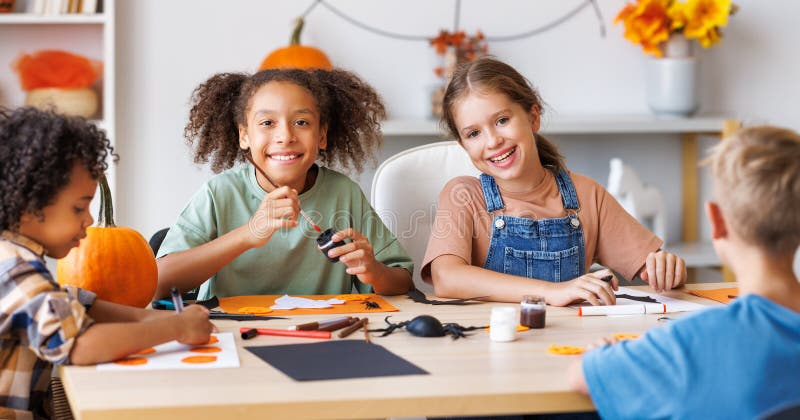 Família Jovem E Feliz, a Fantasia De Halloween Esculpindo Abóboras Juntas  No Quintal Foto de Stock - Imagem de junto, feliz: 231540666