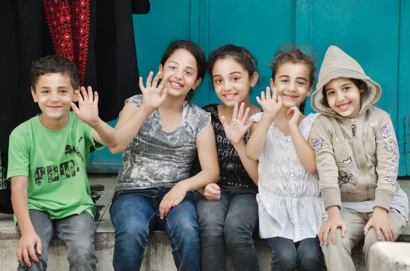 Feliz, hermoso, acogiendo con satisfacción a niños de Palestina.