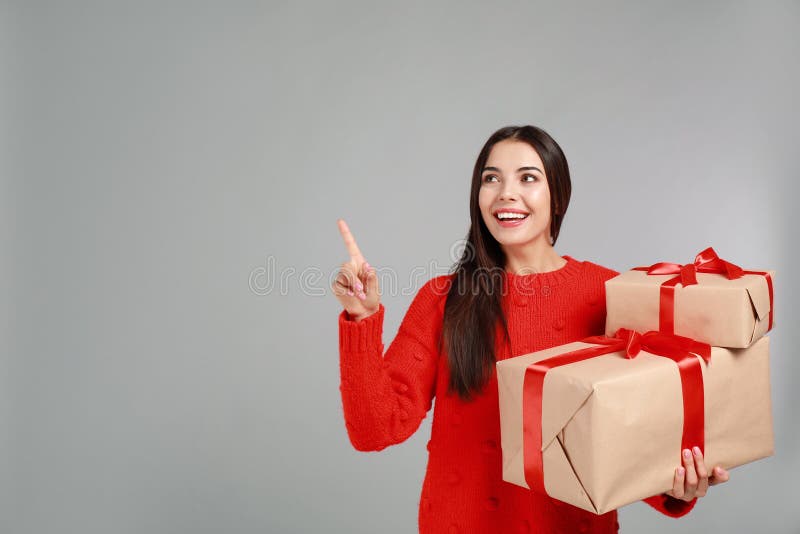 Feliz jovem com presentes de Natal ao fundo Espaço para texto foto de stock