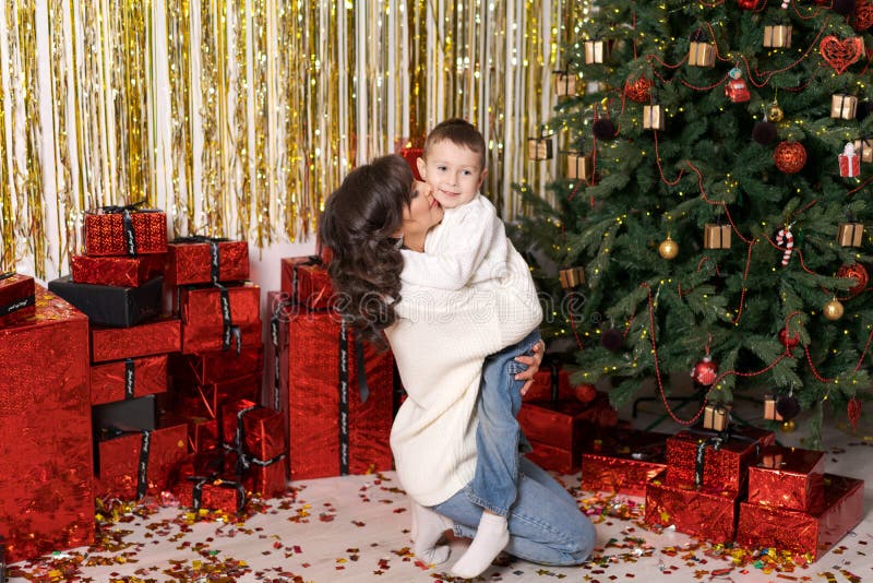 Feliz madre de familia e hijo pequeño jugando a casa en las vacaciones de Navidad. año nuevo foto de archivo libre de regalías