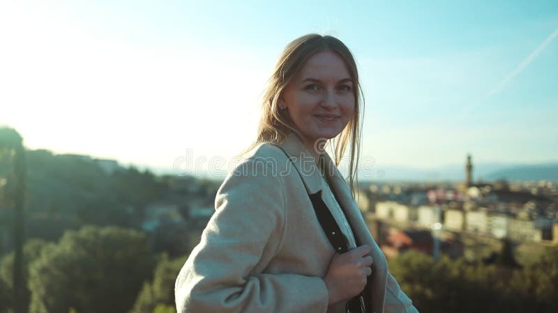 Feliz mujer caucásica mirando hacia atrás mientras camina por florencia vista de la ciudad vieja. bella joven disfrutando de sus v almacen de video