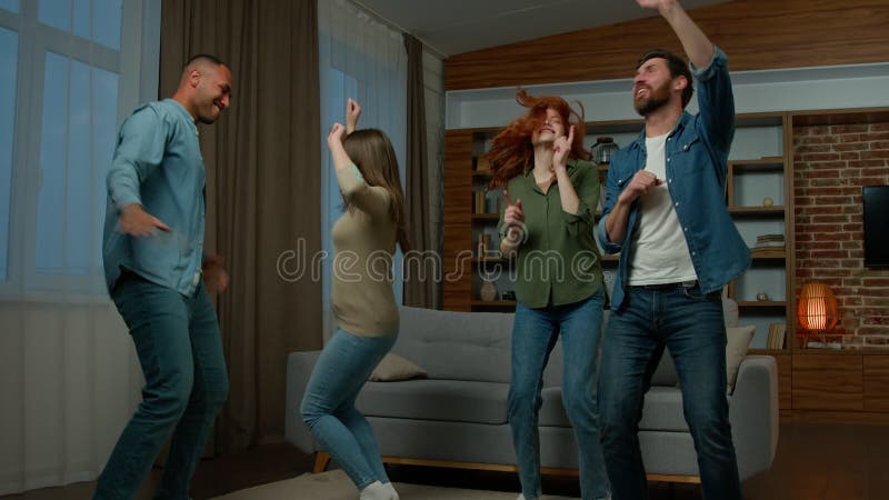 Feliz multirracial diversas personas cuatro amigos bailarinas de milenio étnicos hombres y mujeres riéndose bailando divirtiéndose