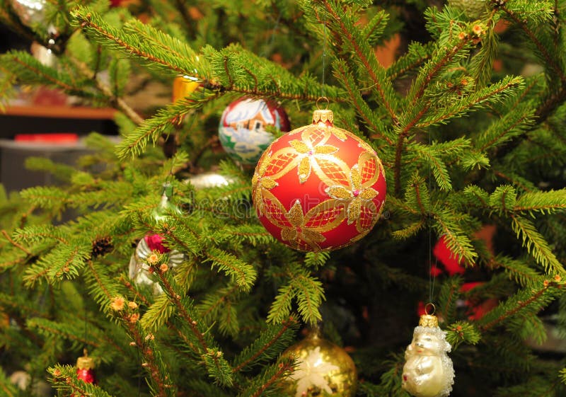 Feliz Natal - Bolas Coloridas na árvore verde como fundo de férias Decoração de Natal Vintage - Bolas de Natal foto de stock royalty free Feliz Natal - Bolas Coloridas na árvore verde como fundo de férias Decoração de Natal Vintage - Bolas de Natal foto de stock royalty free