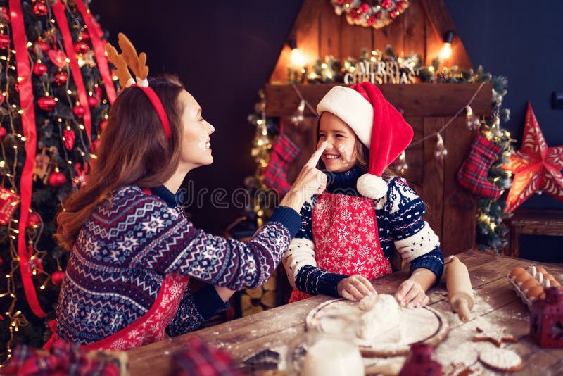 Feliz Natal e boas festas Mãe e filha que cozinham cookies do Natal foto de stock royalty free