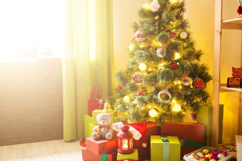 Feliz Natal e boas festas! Uma sala de visitas bonita decorada para o Natal Presentes e presentes sob a árvore de Natal, Wint fotografia de stock Feliz Natal e boas festas! Uma sala de visitas bonita decorada para o Natal Presentes e presentes sob a árvore de Natal, Wint fotografia de stock