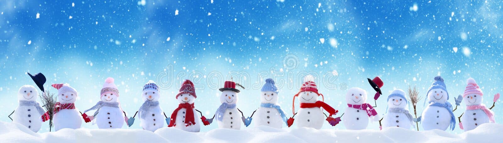 Feliz Natal e cartão de Ano Novo com espaço de cópia Muitos homens de neve parados na paisagem de Natal de inverno Inverno Feliz Natal e cartão de Ano Novo com espaço de cópia Muitos homens de neve parados na paisagem de Natal de inverno Inverno