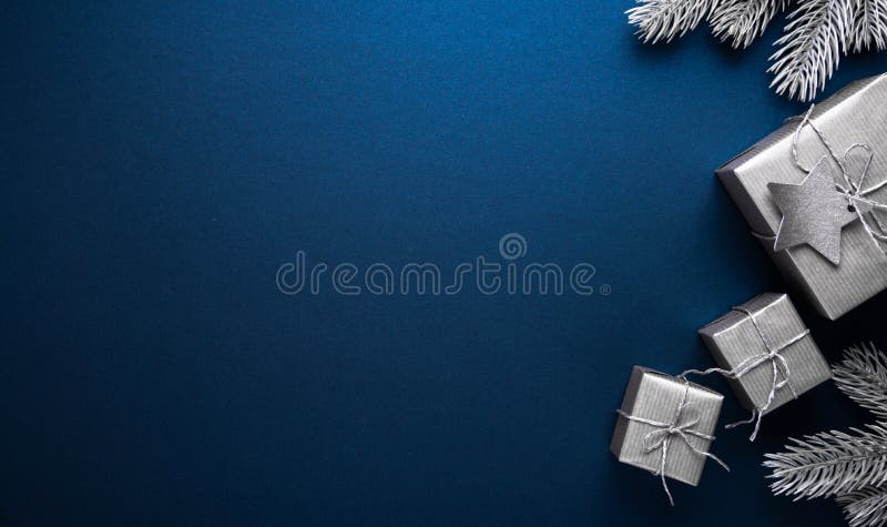 Feliz natal e feriados saudando banner de quadro de cartão. ano novo. noel. ornamentos de presentes de natal prateado em azul fotografia de stock royalty free