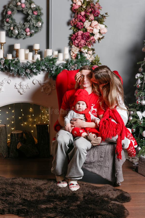 Feliz Natal loving da família e ano novo feliz Povos bonitos alegres Mamã, paizinho e filho pequeno do bebê Pais e imagem de stock royalty free Feliz Natal loving da família e ano novo feliz Povos bonitos alegres Mamã, paizinho e filho pequeno do bebê Pais e imagem de stock royalty free