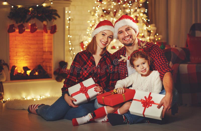 Feliz Natal! pai e criança felizes da mãe da família com mágica imagem de stock