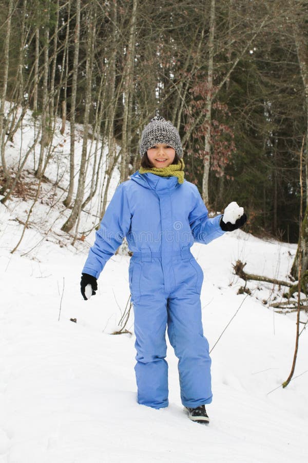 Niña Sonriente Feliz Con Traje De Esquí Con Gafas Con Nieve Blanca Que Cae  Alrededor En El Bosque Del Parque De Invierno Durante La Actividad  Recreativa De Ocio Fotos, retratos, imágenes y
