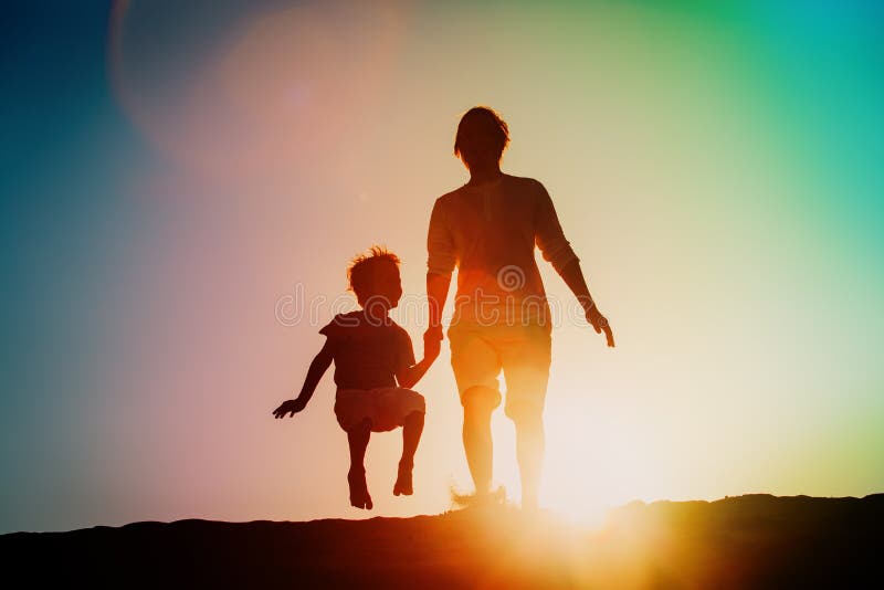 Feliz padre e hijo jugando al cielo al atardecer foto de archivo