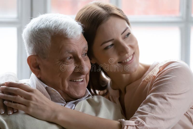 Feliz padre mayor e hija adulta abrazando juntos imagen de archivo libre de regalías