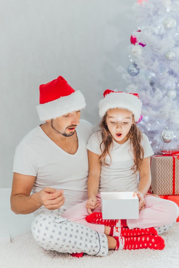 Feliz Pai E Bebê Com Presente De Natal Perto Da Árvore De Natal Em Casa Criança Abrindo Uma Caixa De Presentes Foto de Stock - Imagem de filha, esferas: 161694208 Feliz Pai E Bebê Com Presente De Natal Perto Da Árvore De Natal Em Casa Criança Abrindo Uma Caixa De Presentes Foto de Stock - Imagem de filha, esferas: 161694208