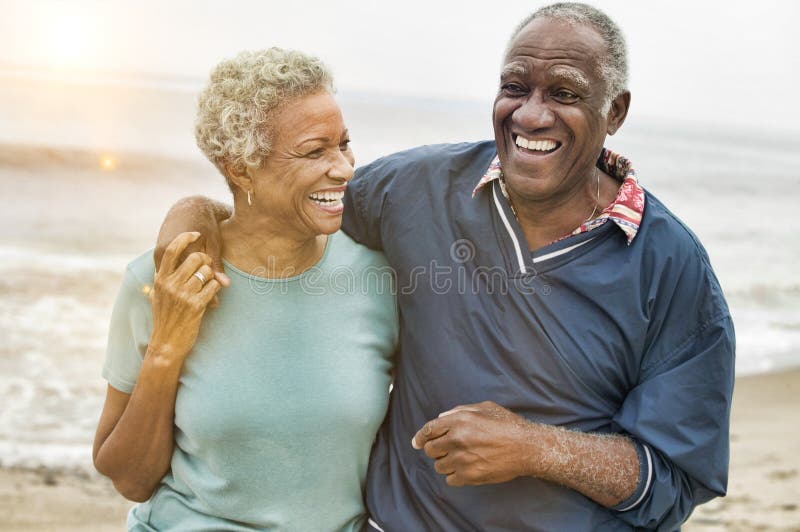Feliz pareja de adultos africanos en la playa