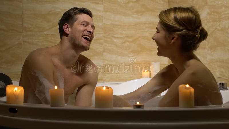 Feliz pareja de amor riÃ©ndose y divirtiÃ©ndose en el baÃ±o, noche romÃ¡ntica, spa