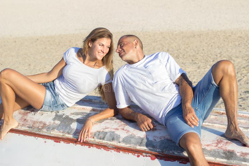 Feliz Pareja De Vacaciones De Verano En La Playa Imagen de archivo Imagen de cierre océano