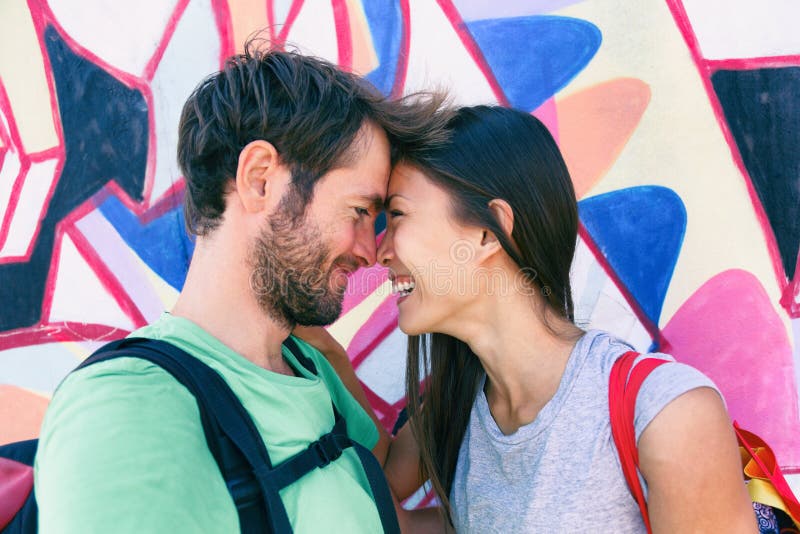 Feliz pareja enamorada tomando un selfie haciendo graciosa pose de beso en la famosa atracción turÃstica de BerlÃn, Alemania, E imagenes de archivo Feliz pareja enamorada tomando un selfie haciendo graciosa pose de beso en la famosa atracción turÃstica de BerlÃn, Alemania, E imagenes de archivo