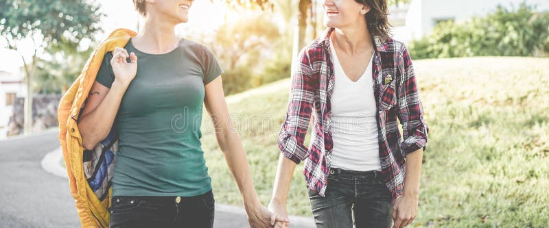 Feliz pareja gay divirtiéndose juntos al aire libre - Mujeres jóvenes bromeando y jugando juntas - Igualdad derecho, amor, homose fotografía de archivo libre de regalías Feliz pareja gay divirtiéndose juntos al aire libre - Mujeres jóvenes bromeando y jugando juntas - Igualdad derecho, amor, homose fotografía de archivo libre de regalías
