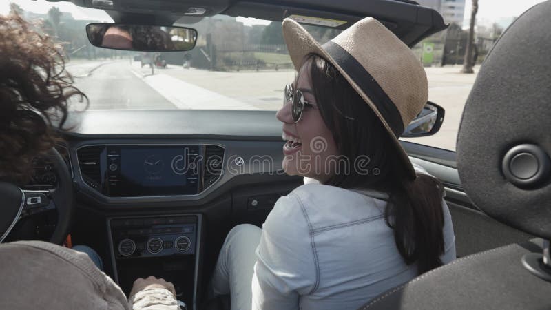 Feliz pareja joven riéndose en el viaje por carretera de cabriolet metrajes