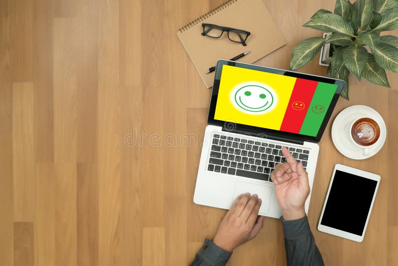 feliz selecto del hombre de negocios:): l: (feliz selecto del hombre de negocios encendido foto de archivo libre de regalías feliz selecto del hombre de negocios:): l: (feliz selecto del hombre de negocios encendido foto de archivo libre de regalías