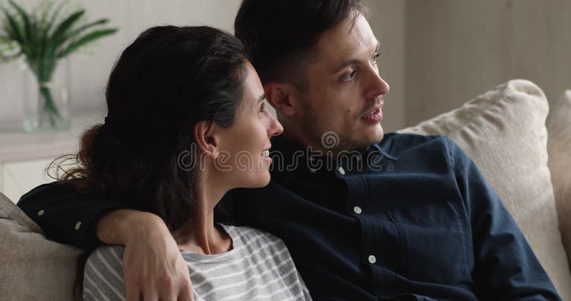 Feliz y amorosa pareja hispana soñando despiertos en casa. almacen de metraje de vídeo