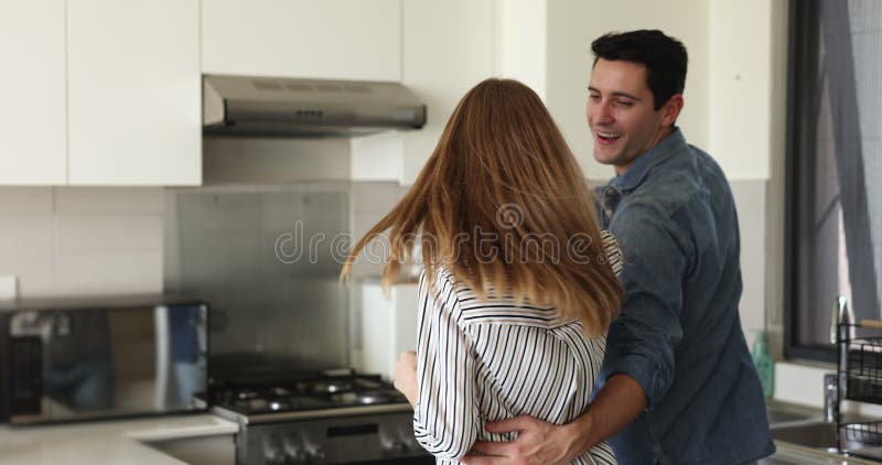 Feliz y atractiva pareja hispana divirtiéndose en casa metrajes