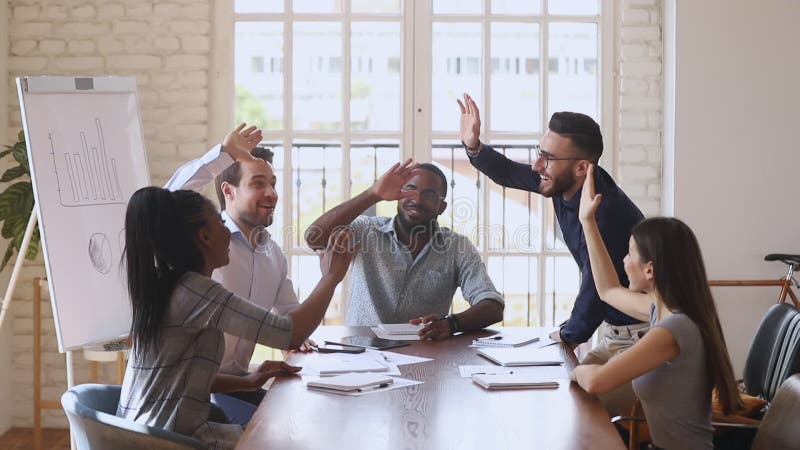 Feliz y feliz equipo de negocios le da a los cinco mejores contratos exitosos almacen de video