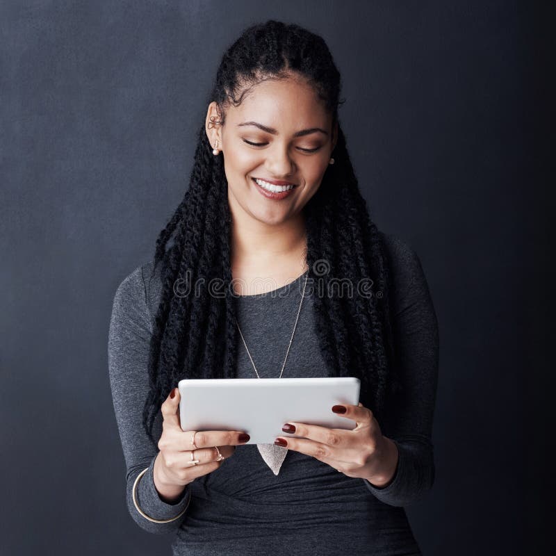 Feliz y mujer de estudio con tablet para el blog de lectura de artículos e historia de noticias para el editor de negocios. sonreí imagenes de archivo