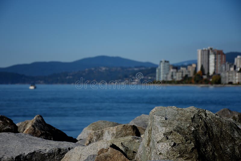 Felsen bei Ambleside setzen mit Blick auf Gebäude in West-Vancou auf den Strand stockfoto Felsen bei Ambleside setzen mit Blick auf Gebäude in West-Vancou auf den Strand stockfoto