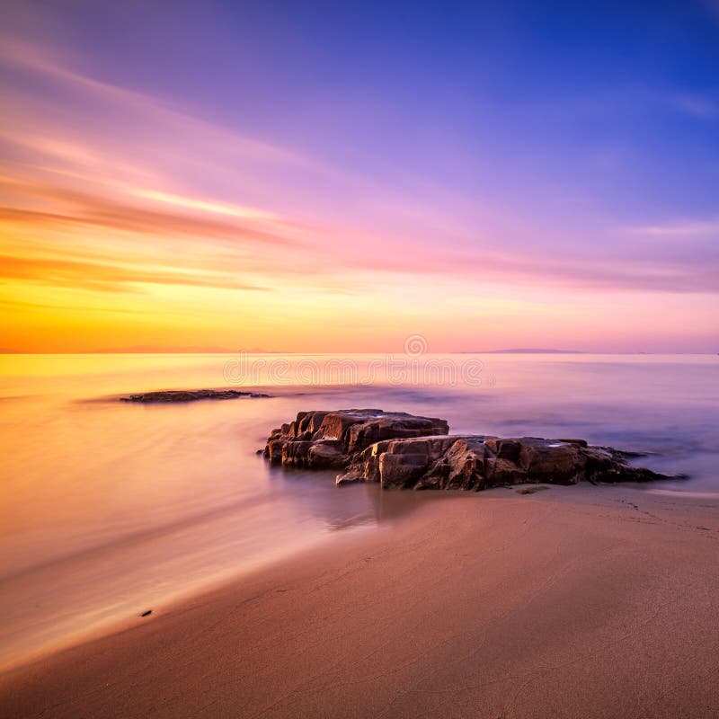 Felsen in Cala Violina setzen in Maremma auf Sonnenuntergang, Toskana auf den Strand Medit lizenzfreie stockbilder Felsen in Cala Violina setzen in Maremma auf Sonnenuntergang, Toskana auf den Strand Medit lizenzfreie stockbilder