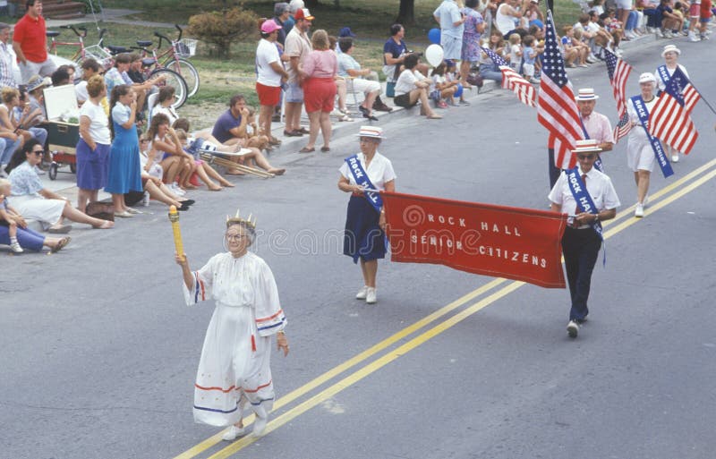 Felsen Hall Senior Citizens Marching in der am 4. Juli Parade, Felsen Hall, Maryland lizenzfreie stockfotografie Felsen Hall Senior Citizens Marching in der am 4. Juli Parade, Felsen Hall, Maryland lizenzfreie stockfotografie